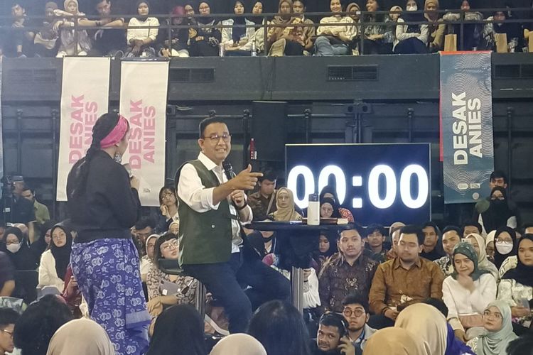 Calon presiden nomor urut 1 Anies Baswedan saat acara talkshow Desak Anies di Hallf Patiunus, Jakarta Selatan, Kamis (18/1/2024).