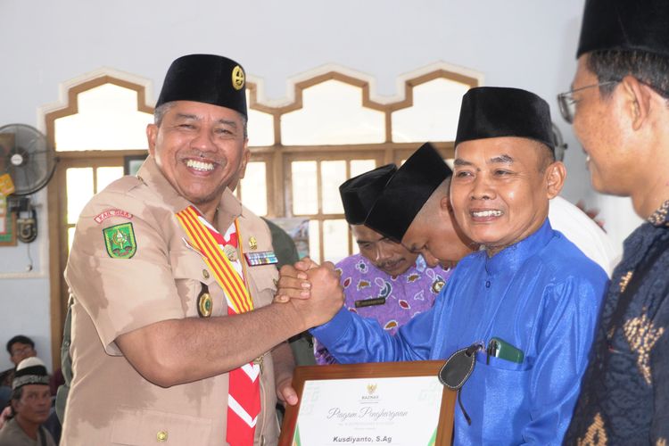 Bupati Siak Alfedri menyerahkan zakat konsumtif kepada masyarakat di tujuh kampung se-Kecamatan Lubuk Dalam dalam rangka Pendistribusian Zakat Tahap II oleh Badan Amil Zakat Nasional (BAZNAS) Kabupaten Siak di Masjid Al Muhajirin, Kampung Sialang Palas, Minggu (18/8/2024).