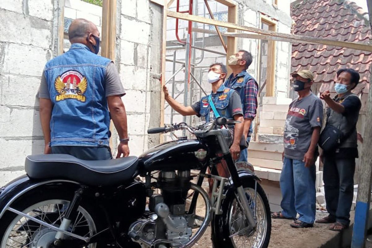 Anggota MACI Gresik bersama dengan motor Royal Enfield yang tengah dilelang untuk keperluan renovasi musala.