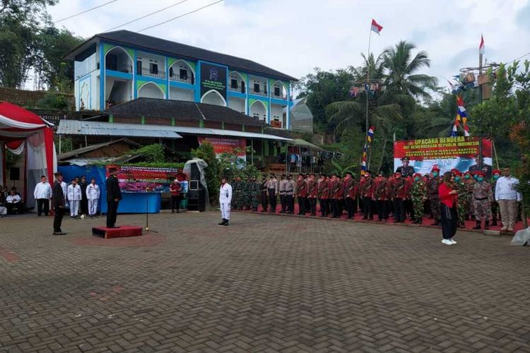 Puluhan mantan narapidana teroris asal Jawa Barat melaksanakan upacara HUT Kemerdekaan di sebuah pesantren wilayah Kabupaten Tasikmalaya, Jawa Barat, Jumat (19/8/2022).
