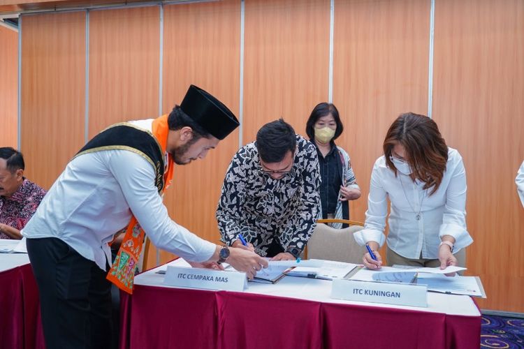 Acara penandatanganan kesepakatan bersama (KB) dan perjanjian kerja sama (PKS) dihadiri oleh perwakilan 12 pusat perbelanjaan yang menjadi lokasi gerai samsat.