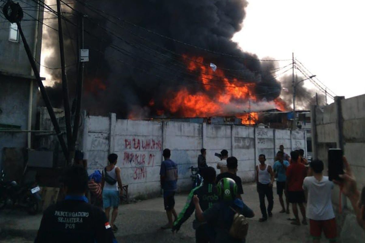 Kebakaran landa rumah tinggal di Kapuk Muara, Penjaringan, Jakarta Utara, Minggu (30/7/2023).