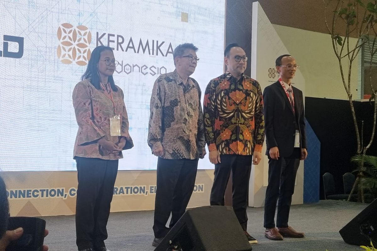 Direktur Industri Kimia Hulu Kemenperin Putu Nadi Astuti, Direktur PT Pameran Masa Kini Royanto Handaya, dan Ketua Umum Asosiasi Aneka Industri Keramik Indonesia (ASAKI) Edy Suyanto saat membuka pameran Megabuild dan Keramika Indonesia 2024 di Jakarta Convention Center (JCC), Kamis (9/5/2024).