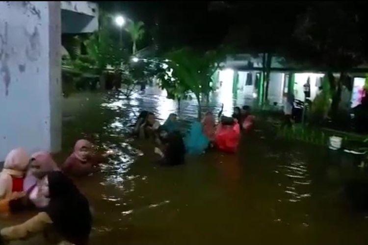 Tangkapan layar para santri di Jember yang mengungsi karena asrama pesantren terkena banjir  