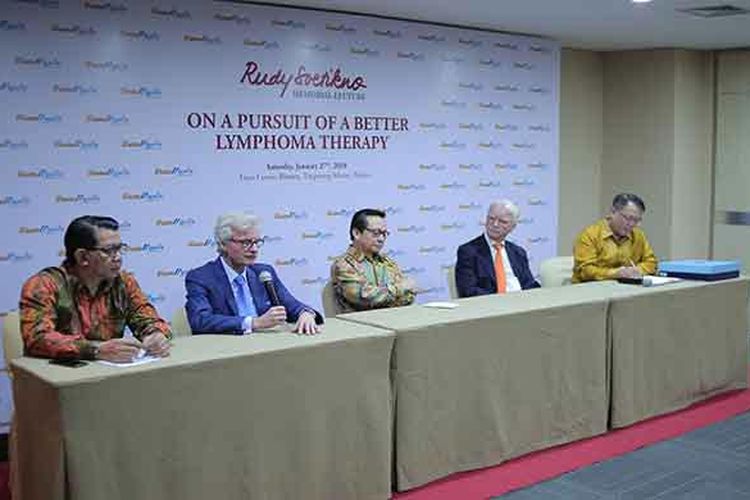 Acara jumpa pers Rudy Soetikno Memorial Lecture. Dari kiri-kanan : Head of Corporate Communication Dexa Group Sonny Himawan, Peneliti Klinis Bendamustine Prof. Mathias Rummel, perwakilan PERHOMPEDIN Dr. dr. Hilman Tadjoedin, Sp.PD-KHOM, onkologist dari Jerman Dr. Lothar Boning, dan Direktur Utama PT Ferron Par Pharmaceuticals Krestijanto Pandji, di Titan Center, Bintaro, Sabtu, 27 Januari 2018.