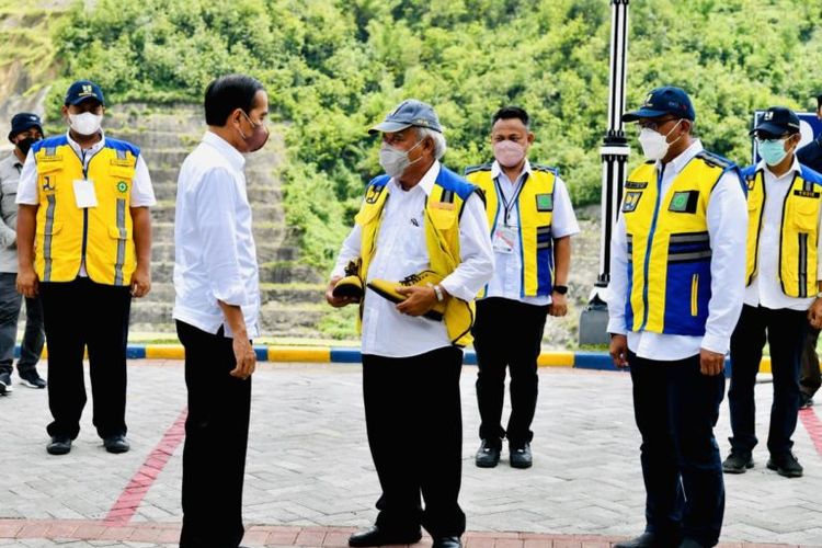 Foto Biro Pers, Media, dan Sekretariat Presiden: Presiden Joko Widodo didampingi sejumlah menteri Kabinet Indonesia Maju melakukan kunjungan kerja ke Kabupaten Trenggalek, Jawa Timur, Selasa (30/11/2021).