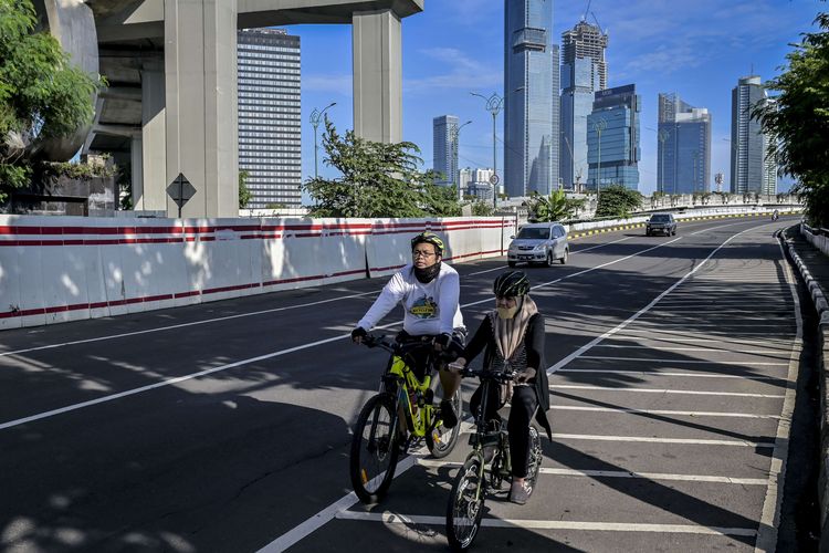 Warga bersepeda di Jalan HR Rasuna Said, Jakarta, Sabtu (2/4/2022). Pemprov DKI Jakarta berencana menambah jalur sepeda di 20 lokasi dengan total panjang sepanjang 195,6 kilometer pada 2022 dan salah satu lokasinya berada di Jalan HR Rasuna Said.