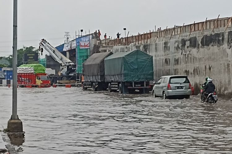 Banjir di Jalan Raya Kaligawe-Genuk, Kota Semarang, Jawa Tengah.