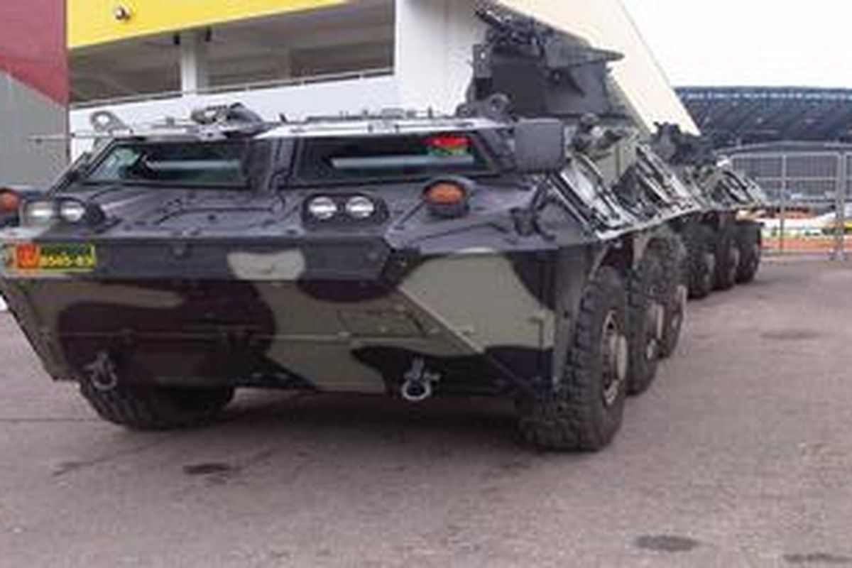 Dua unit panser Anoa disiagakan di Stadion Utama Jakabaring, Palembang, Jumat (3/11). Kendaraan itu bagian dari pengamanan kunjungan Wakil Presiden Boediono ke Palembang, Sabtu (5/11). Boediono dijadwalkan melihat kondisi terakhir kompleks olahraga Jakabaring yang akan menjadi arena SEA Games XXVI, 11-22 November 2011