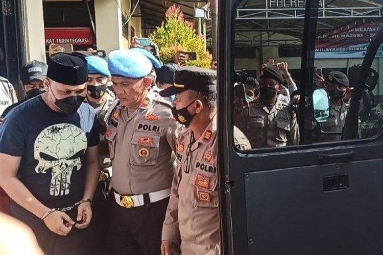 Bayu Tamtomo digiring ke mobil tahanan usai pelaksanaan upacara PTDH di Polresta Banjarmasin, Sabtu (29/1/2022).