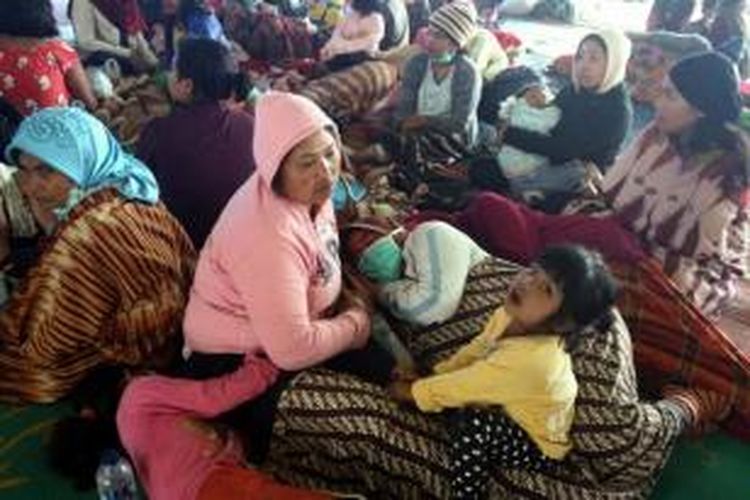 Pengungsi letusan Gunung Sinabung beristirahat di posko Jambur Taras, Brastagi, Karo, Sumut, Minggu (15/9/2013). Letusan yang terjadi Minggu pukul 02.51, mengakibatkan ribuan warga dari belasan desa di bawah kaki gunung terpaksa diungsikan.
