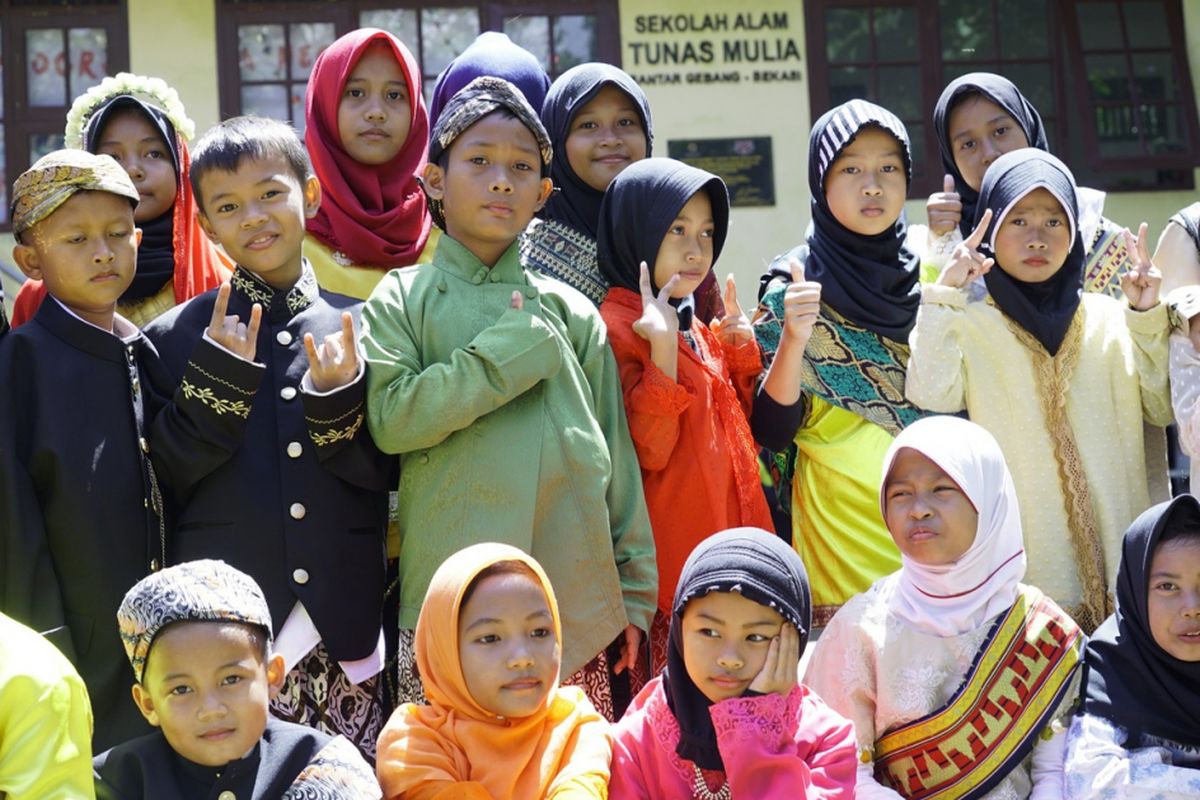 Anak-anak peserta program Aku Anak Indonesia Hebat (AAIH) di Sekolah Tunas Alam Mulia (TPA) Bantar Gebang, Kota Bekasi. Program AAIH dilaksanakan sejak Senin (18/12/2017) hingga Kamis (21/12/2017).