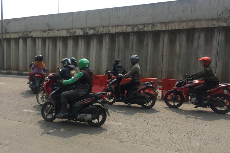 Puluhan pengendara sepeda motor dari arah Cipulir, Kebayoran Lama melintas  menuju Ciledug, Tangerang, dengan melawan arus. Pantauan Kompas.com di lokasi, di Jalan Sakti Raya, Pesanggrahan tepatnya di Gerbang Tol Ciledug 1,  puluhan pemotor tersebut berupaya untuk melawan arah agar bisa menuju arah Ciledug lebih cepat, Selasa (27/11/2018).