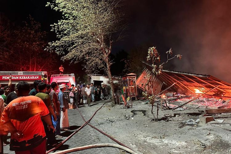 Kebakaran melanda dua rumah, satu warkop, kandang dan delapan ekor kambing di Desa Suci, Kecamatan Manyar, Gresik, Jawa Timur, Selasa (17/10/2023) malam. Kebakaran ini berawal dari aktivitas membakar sisa makanan kambing.