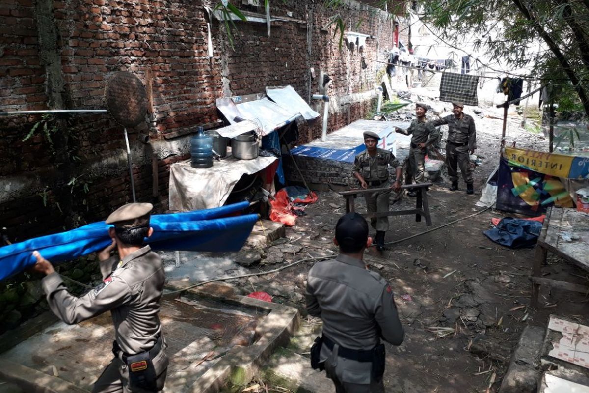 Penertiban bangunan di Jalan Tentara Pelajar, Kebayoran Lama, Jakarta Selatan, Rabu (22/11/2017).