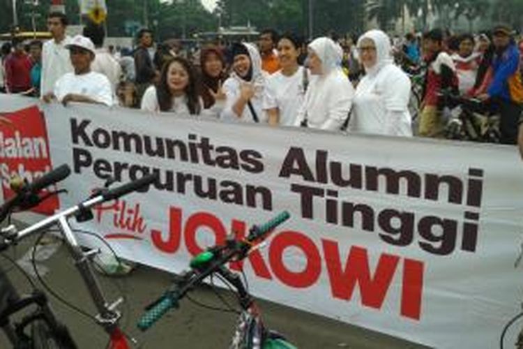 Sejumlah warga yang menamakan diri Barisan Alumni Perguruan Tinggi Untuk Jokowi atau 