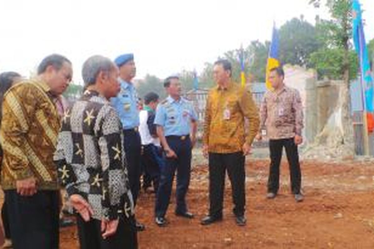 Gubernur DKI Jakarta Basuki Tjahaja Purnama dan Pangkoops AU I Marsekal Muda Agus Dwi Putranto, saat groundbreaking pembangunan GOR dan mess bagi prajurit TNI AU, di Pondok Gede, Jakarta Timur, Jumat (23/10/2015). 