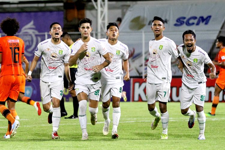 Pemain Persebaya Surabaya Bruno Moreira (tengah) melakukan selebrasi seusai menjebol gawang Persiraja Banda Aceh saat pertandingan pekan 26 Liga 1 2021-2022 yang berakhir dengan skor 0-1 di Stadion Kompyang Sujana Denpasar, Sabtu (19/2/2022) malam.