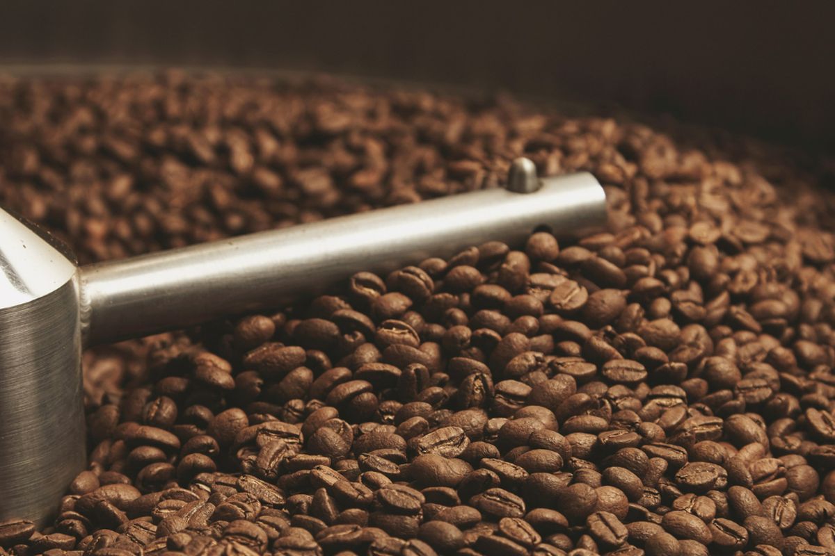 Ilustrasi biji kopi yang sedang disangrai atau roasting. 