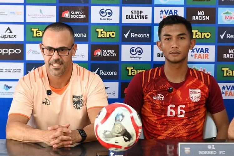 Pelatih Borneo FC Fabio Lefundes dan pemain Rivaldo Pakpakan saat preskon jelang laga pekan ke-5 Super League 2025-2026 melawan tuan rumah PSIM Yogyakarta di Stadion Sultan Agung Bantul, Sabtu (13/9/2025) sore.