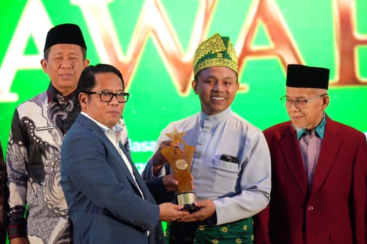 Gubernur Riau (Gubri) Abdul Wahid menerima penghargaan dalam ajang Badan Wakaf Indonesia (BWI) Awards 2025 dalam acara pembukaan Rapat Kerja Nasional (Rakernas) BWI 2025 yang digelar di Hotel Pullman Jakarta Indonesia Thamrin CBD, Selasa (5/8/2025).