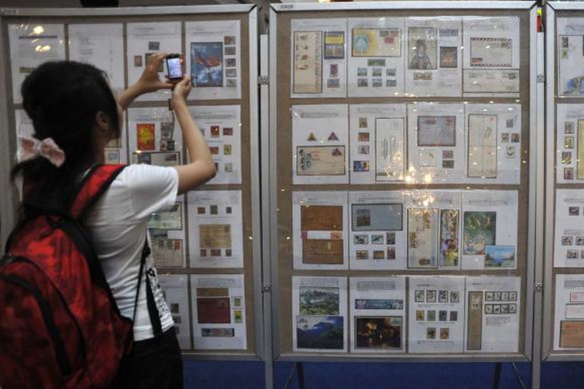 Berbagai benda pos dari negara ASEAN dipamerkan di Mal Malioboro, Yogyakarta, pada acara ASEAN Youth Philately and Tourism Expo 2012, Jumat (20/4/2012) lalu, menjelang penyelenggaraan Pameran Filateli Dunia di Jakarta. 

 