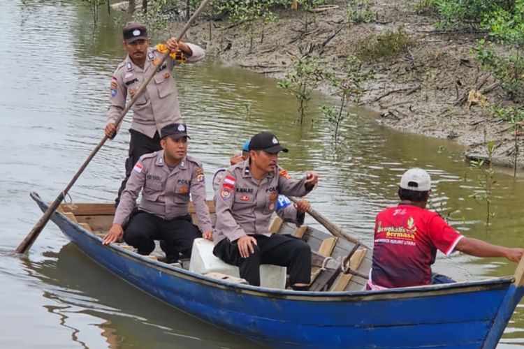 Petugas kepolisian mengayuh sampan menuju lokasi sosialisasi pemilu di Dusun Kuala Simpur, Desa Suka Damai, Kecamatan Rupat Utara, Kabupaten Bengkalis, Riau, Senin (29/1/2024).