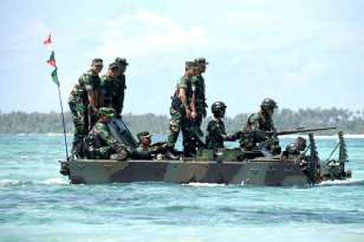 Panglima TNI Jenderal Gatot Nurmantyo naik tank amphibi saat meninjau Latihan Taktis TNI AD di perairan Natuna, Kepulauan Riau, Sabtu (12/11/2016).
