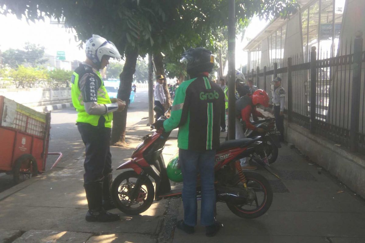 Penindakan terhadap motor yang mengokupasi trotoar di depan Stasiun Pasar Minggu, Jumat (4/8/2017).