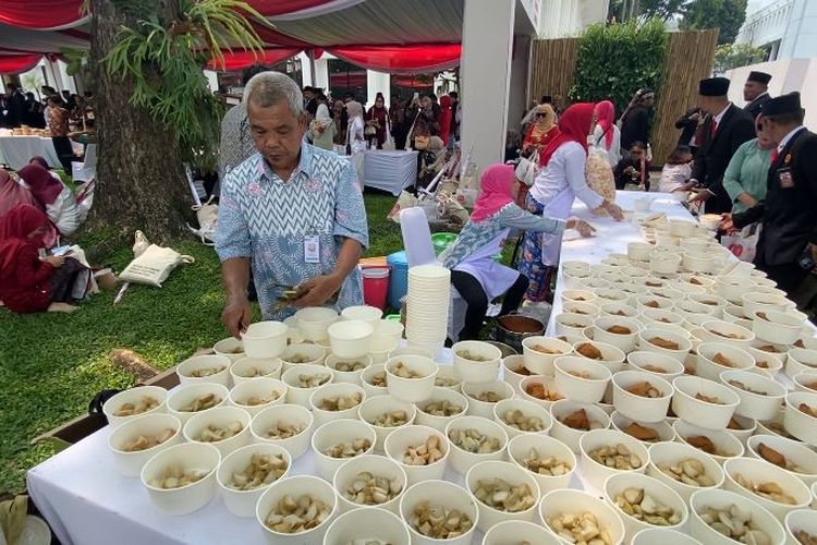 Lontong sayur, salah satu makanan yang disediakan dalam pesta rakyat di Istana Merdeka, Kompleks Istana Kepresidenan, Jakarta Pusat, Minggu (17/8/2025). 