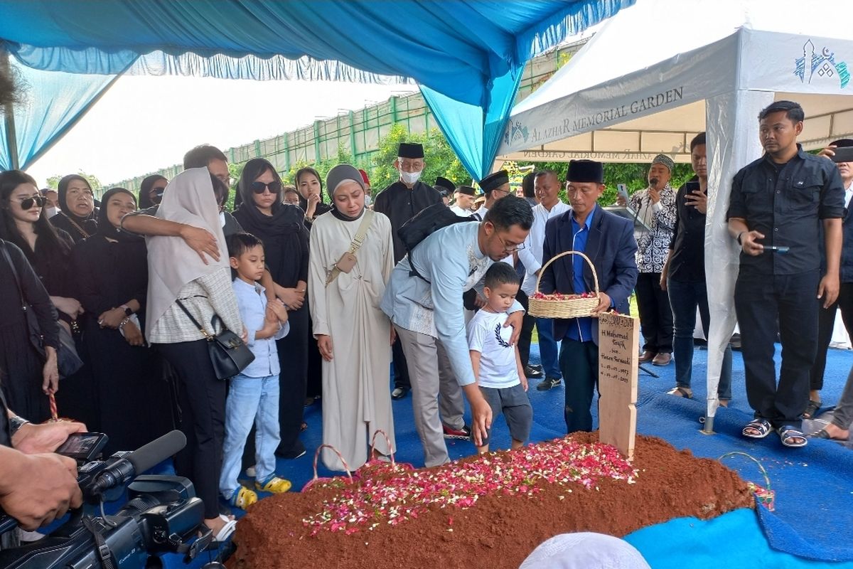 Prosesi pemakaman politikus senior Partai Gerindra, M Taufik di Al Azhar Memorial Garden, Karawang, Jawa Barat, Kamis (4/5/2023).