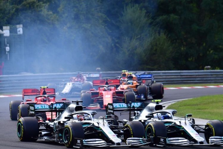 Valtteri Bottas dan Lewis Hamilton bersinggungan pada GP Hungaria di Hungaroring, 4 Agustus 2019. 