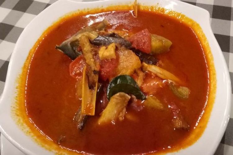 Ikan asem pedas khas Bintan dengan kuah merah yang pekat.