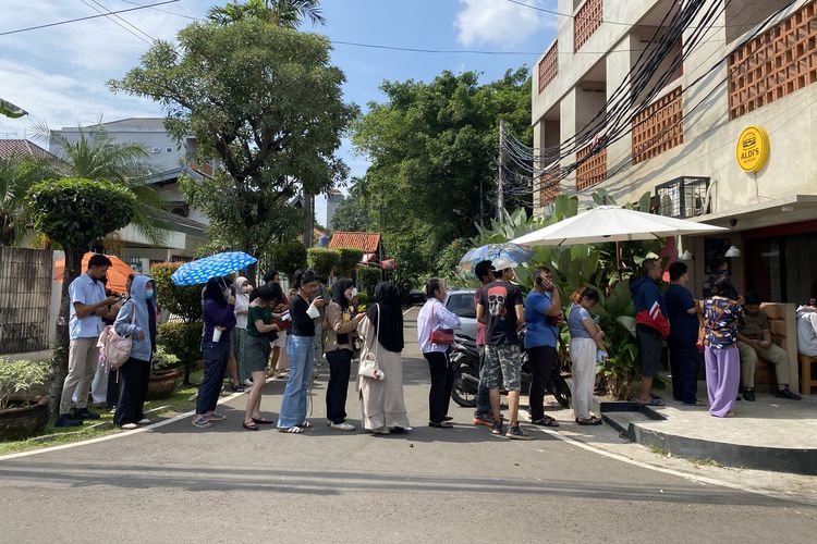 Demi Kebagian Aldi’s Burger, Pembeli Antre dari Pagi hingga Terik Matahari, Ini Cerita di Baliknya