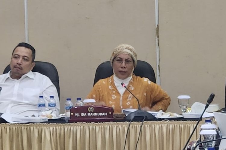 Ketua Komisi D DPRD DKI Ida Mahmudah saat rapat kerja bersama Pemprov DKI Jakarta di kawasan Bogor, Jawa Barat, Jumat (25/5/2024).