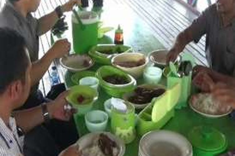 Menyantap nasu palakko, salah satu masakan tradisional Pinrang, Sulawesi Selatan yang kini semakin populer. Tak heran jika Kota Pinrang kini jadi 'Kota Kuliner Palakko' yang selalau ramai didatangi warga lokal dan dari luar daerah terutama pada hari liburan hanya uintuk menikmati masakan Palakko.