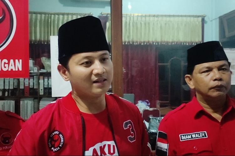 Ketua DPC PDI Perjuangan, Mochammad Nur Arifin, memberi keterangan terkait berita dirinya mendampingi Khofifah saat blusukan di Kabupaten Trenggalek, Jumat (01/11/2024).