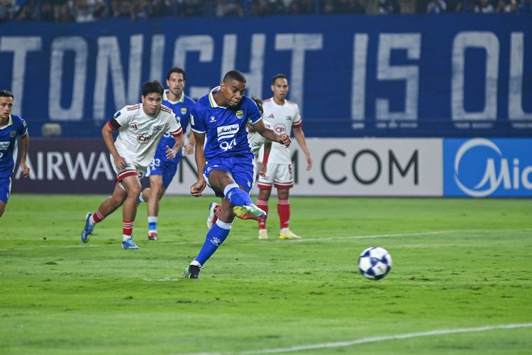 Penyerang Persib Bandung Uilliam Barros yang gagal membawa timnya unggul dari titik penalti usai digagalkan penjaga gawang Bangkok United Patiwat Khammai dalam laga terakhir fase Grup G AFC Champions League Two (ACL 2) 2025-2026, Rabu (10/12/2025) di Gelora Bandung Lautan Api (GBLA). 