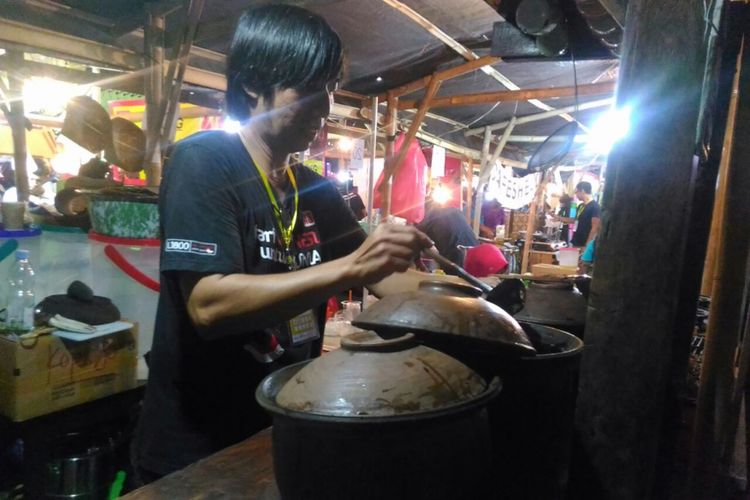 Johanes Tan Joana Jaya, pemilik Kopi jo, melayani pembeli yang memesan kopi racikannya di Festival Prambanan Jazz 2017 di Kompleks Candi Prambanan, Jumat (18/8/2017).