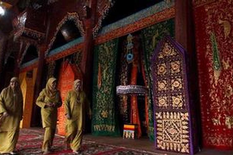 Arsitektur di dalam Istano Basa Pagaruyung, Nagari Pagaruyung, Kabupaten Tanah Datar, Sumatera Barat, Selasa (4/6/2013). Rumah tradisional bergaya khas Minangkabau ini digunakan sebagai tempat jamuan makan saat pelaksanaan Tour de Singkarak 2013.