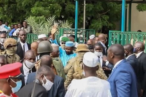 Presiden Interim Mali Nyaris Ditusuk Saat Shalat Idul Adha