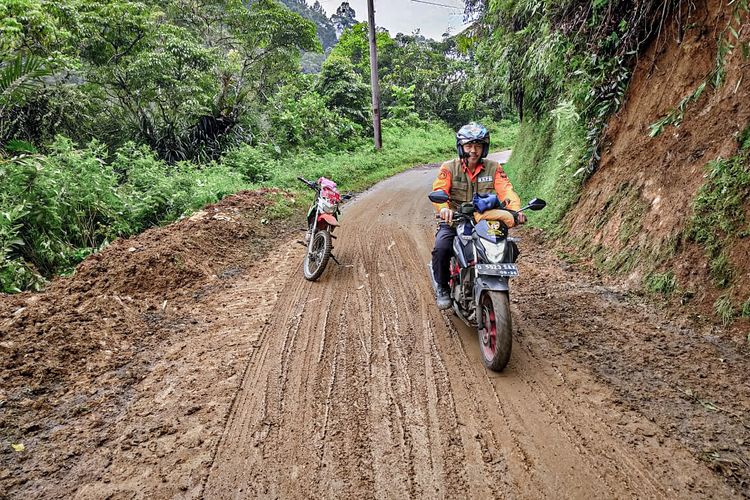 Jalan raya alternatif penghubung Kabupaten Bandung Barat (KBB) - Kabupaten Subang tepatnya di Kampung Puncak Eurad, Desa Wangunharja, Kecamatan Lembang, KBB, Jawa Barat terputus usai tertimbun longsor pada Minggu (7/5/2023).