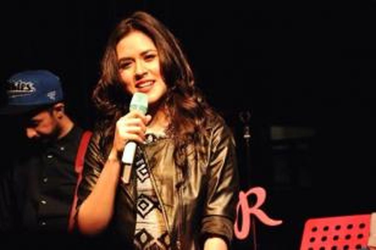 Raisa menyanyi di Kafe Pisa Menteng, Jakarta Pusat, Kamis (25/9/2014) malam