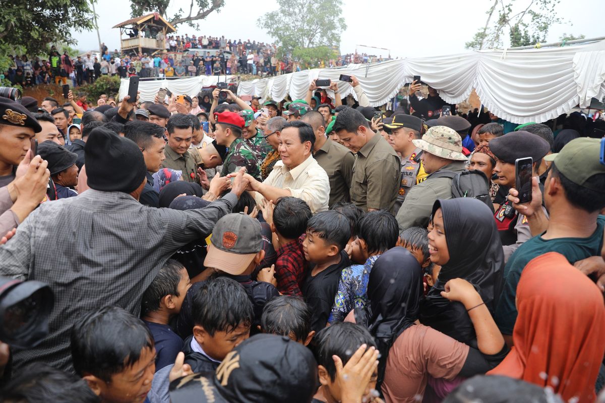 Menteri Pertahanan (Menhan) Prabowo Subianto meresmikan lima titik sumber air bersih, yang berpusat di Desa Karanganyar, Jampang Kulon, Sukabumi, Sabtu (30/12/2023).