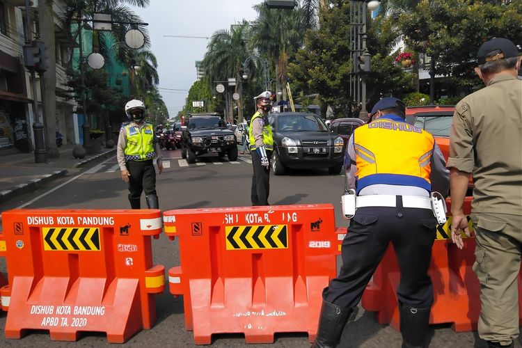 Polisi tengah menutup Jalan Asia-Afrika untuk mengurangi kerumunan dan penyebaran Covid-19 di Kota Bandung.