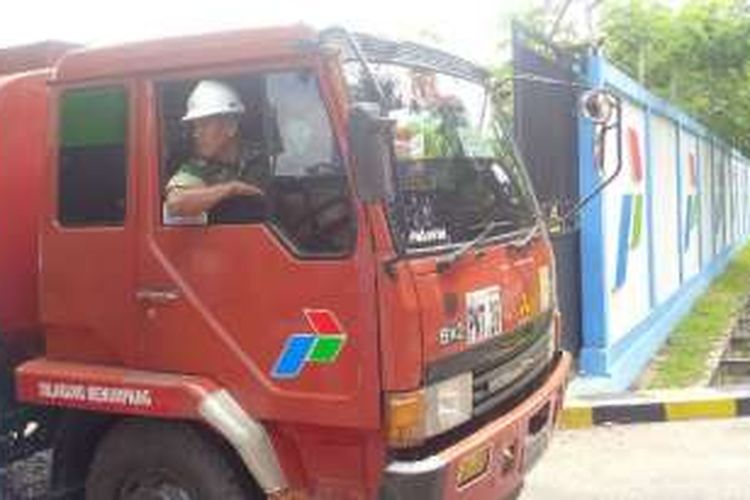 Seorang anggota TNI terlihat sedang bersiap membawa mobil tanki PT Elnusa Petrofin di Terminal Pengisian BBM Pertamina, Jalan Khatulistiwa, Pontianak (18/7/2016).