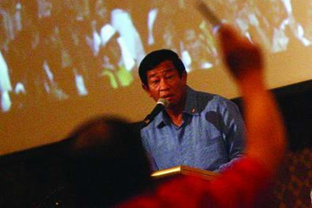 Ketua Komite Normalisasi Agum Gumelar mendengarkan interupsi peserta saat berlangsung acara pertemuan para pemilik suara dengan Komite Normalisasi di Hotel Sultan, Jakarta,  Kamis (14/4).