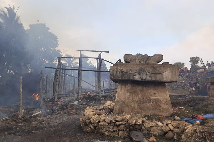 Rumah adat di Kampung Situs Umbu Koba, Desa Delo, Kecamatan Wewewa Selatan, Sumba Barat Daya, NTT hangus terbakar, Minggu (27/9/2020) siang.