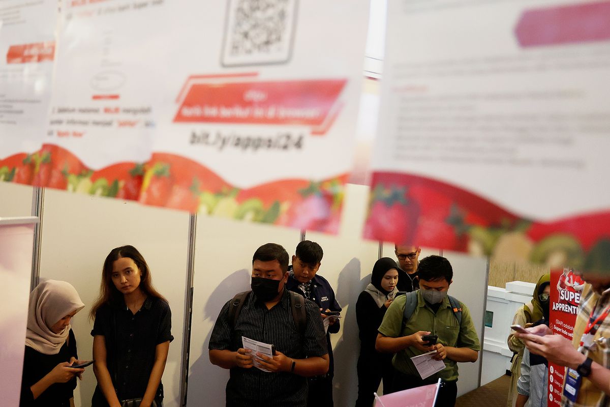 Peserta bursa kerja saat mereka mengunjungi setiap stan perusahaan yang membuka lowongan pada acara Undip Job Fair di Gedung Prof Sudarto, Universitas Diponegoro, Kota Semarang, Jawa Tengah, Kamis (8/8/2024). Para pelamar dengan berbagai latar belakang pendidikan dan keahlian berburu lowongan pekerjaaan yang mereka anggap sesuai dari pertimbangan perusahaan, posisi jabatan, hingga faktor gaji. Pada kondisi saat ini para pencari kerja harus bersaing ketat dengan tuntutan kompetensi tinggi di tengah situasi ekonomi yang sedang lesu hingga banyak perusahaan melakukan pemutusan hubungan kerja.  
