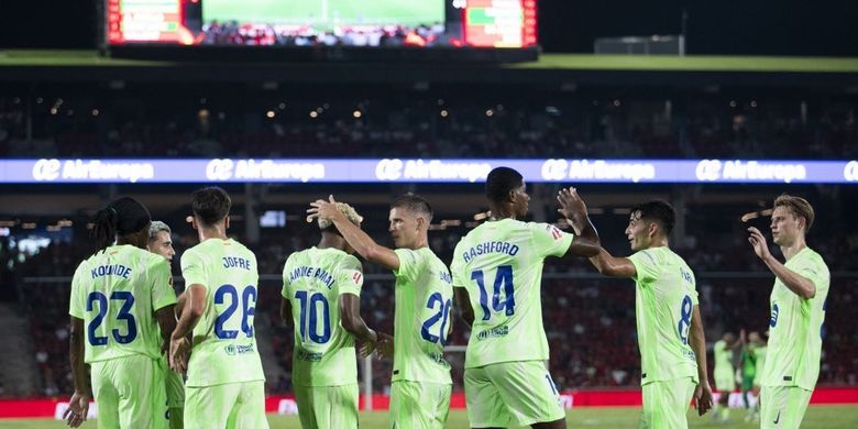Para pemain Barcelona merayakan gol ketiga mereka yang dicetak oleh penyerang Spanyol Lamine Yamal dalam pertandingan sepak bola Liga Spanyol antara RCD Mallorca vs FC Barcelona di Stadion Mallorca Son Moix di Palma de Mallorca pada 16 Agustus 2025. (Foto oleh JAIME REINA / AFP)